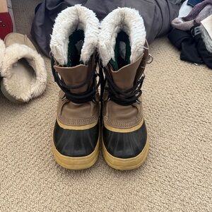 VINTAGE Sorel Women's Winter Boots in Brown and Black VINTAGE